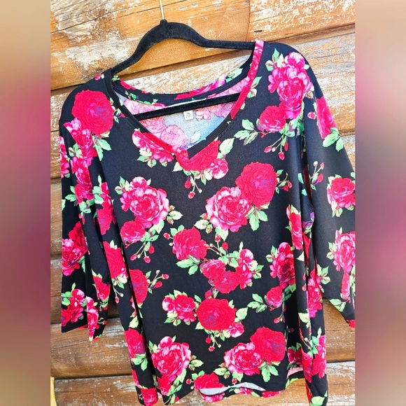 Pioneer Woman Half Sleeve Butter Soft Black, Green & Red Rose Floral Vneck Top - Picture 5 of 10